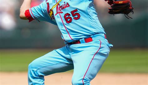 Cardinals reliever Gallegos gets wiped down by umpire after using rosin bag on his left arm