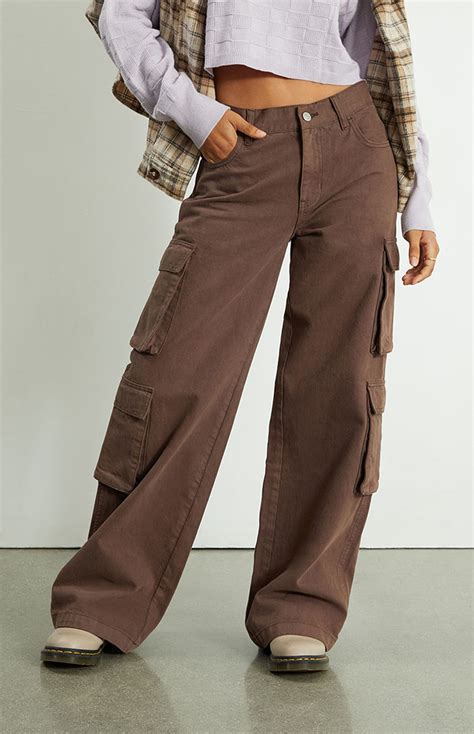Cargo baggy pants. This season, it's cargo pants. Along with all things Y2K (baby tees, mini skirts and baggy denim) cargo pants have been making a major comeback on the streets and in our favorite stores for fall 2023. 