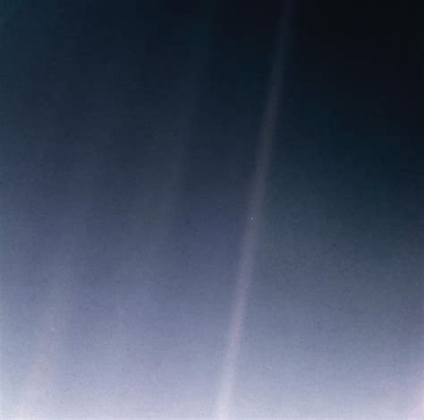 Carl sagan pale blue dot. Titik Biru Pucat (Inggris: Pale Blue Dot) adalah foto planet Bumi yang diambil pada tanggal 14 Februari 1990 oleh wahana antariksa Voyager I 6 miliar kilometer) (3.7 miliar mil ... Sagan's rationale for human spaceflight Article about Carl Sagan and Pale Blue Dot; Spaceflight or Extinction: Carl Sagan Diarsipkan 2011-07-02 di Wayback Machine. 
