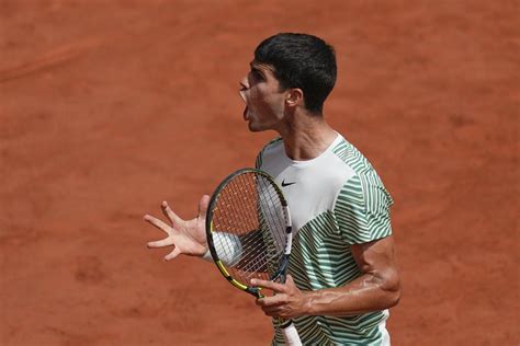 Carlos Alcaraz hits stunning shot before cramps; Novak Djokovic wins their French Open semifinal