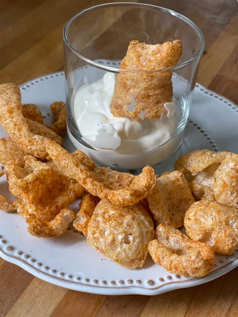 Carnivore snack. Finding suitable carnivore snacks at the store can be tricky, but there are a few options available. I usually go for pork rinds, as they're packed with nutrients and free from sugar and artificial additives. I make sure to check the nutritional labels to ensure a low-carb and plant-free snack. Pork rinds are a … 