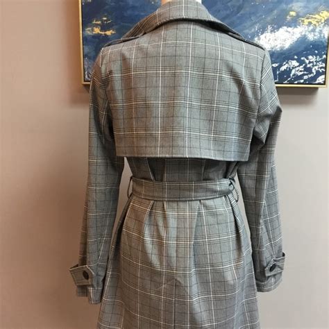Carolina belle montreal. Beautiful black and white houndstooth pattern, open, knee-length coat. Long sleeves with a polyester lining. Perfect for work, church, special events or just wearing outside in cool weather. 