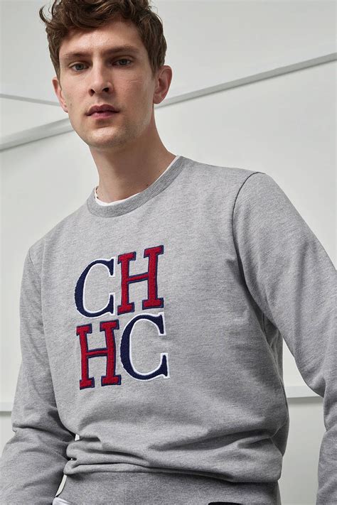 Carolina herrera men's clothing. May 21, 2018 · In 2000 Herrera signed a licensing agreement with the Spanish apparel company STL to develop a women's and men's gold-range line called CH Carolina Herrera. The deal was expected to lead to the establishment of 40 stores throughout Europe — where her signature and 212 perfume lines have a high profile — within a few years. 