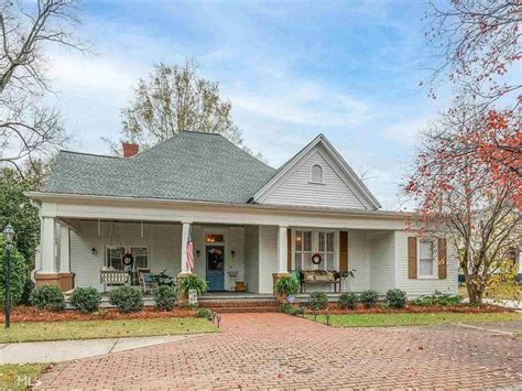 Caroline forbes house airbnb. The real residence is actually located in Covington, GA —and it’s now on the market for $450,000. In contrast to the creepy and sometimes violent happenings that occur on the show, the house ... 