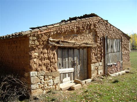 Casa de adobe. Las casas de adobe en Perú son una tradición antigua que ha existido durante generaciones. Las paredes de estas casas son hechas de barro y son resistentes al clima. Estas casas son comunes en el sur de Perú, especialmente en la zona de Cusco. Estas casas generalmente tienen un techo de tejas de … 