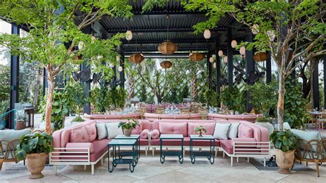 Casadonna miami. Evan Sung. On Oct. 24, the famed Fontainebleau Miami Beach (which will soon debut a sister property in Las Vegas) welcomed Michelin-starred chef Michael White’s new family-style coastal Italian ... 