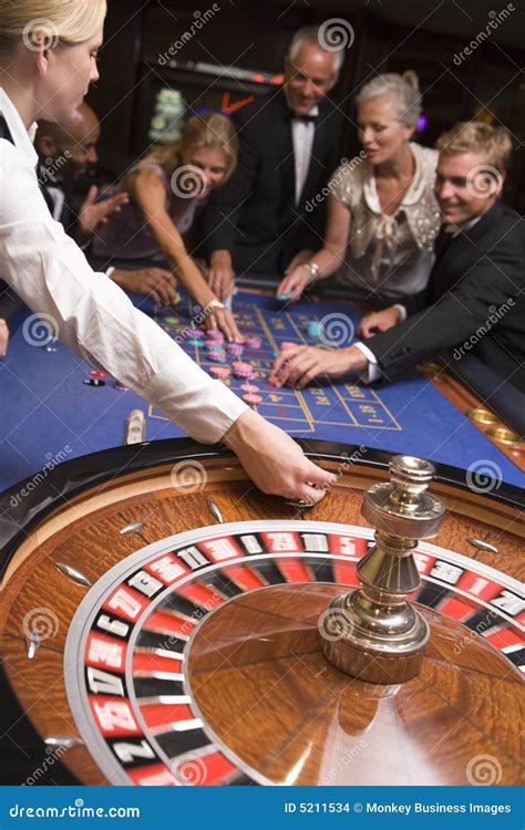 Casamenteros donde todos juegan en el casino.