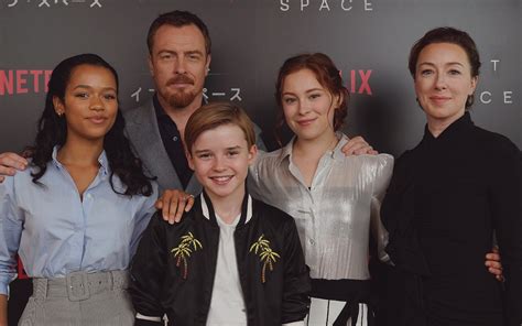 Cast lost in space netflix