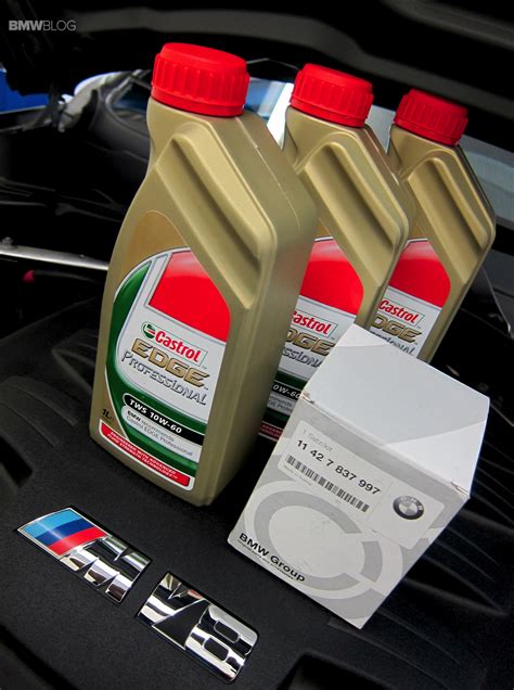 Castrol oil change. Well, there are three basic types: mineral, part synthetic and full synthetic. Mineral oils are the least refined of the three, which means they cost less, but also provide less protection, performance and economy than the other options. Part synthetic motor oils are a blend of mineral oil and synthetic oil, to give added performance, but still ... 