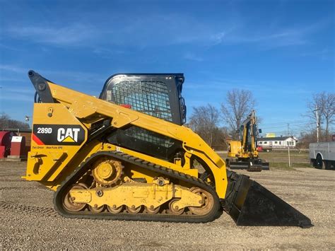 The Cat D Series sets a new standard in operator comfort. The wide, spacious interior and uncluttered loor helps you work comfortably and productively ... The 249D, 259D and 289D feature the vertical lift design which provides extended reach and lift height for material handling or quick and easy truck loading.. 