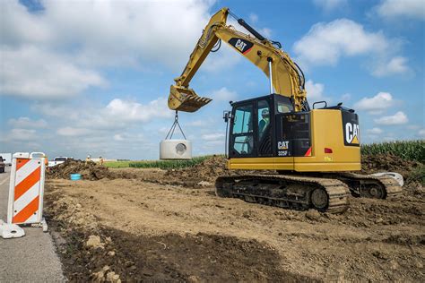 Specs for the Caterpillar 325F. Find equipment specs and information for this and other Excavators. Use our comparison tool to find comparable machines for any individual specification.