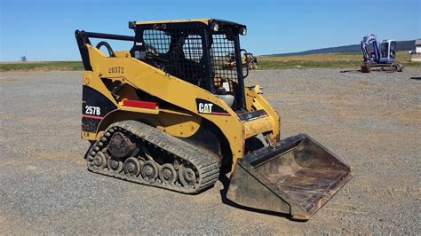 MAINTENANCE. The Cat 257B multi-terrain loader is powered by 134.1 cu.in (2.2L) Caterpillar 3024CT 4-cylinder turbocharged diesel engine with a rated power of 100 hp (74.6 kW) at 2600 rpm. The Caterpillar 257B is equipped with a 2-speed hydro transmission, vertical-lift loader boom, positive track drive, and 15" (380 mm) rubber track undercarriage.. 