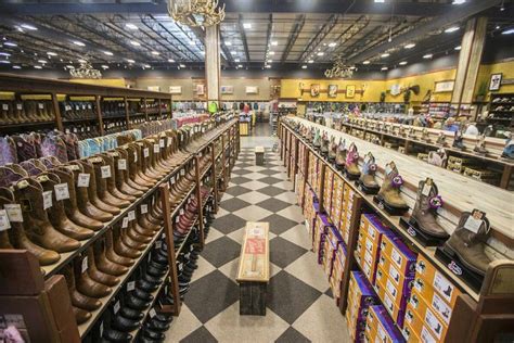 Cavendera - Cavender's Western Outfitter Locations in Colorado Cavender's has three locations throughout Colorado, including Colorado Springs, Pueblo and the Centennial area of Denver. Stop by any of our stores to browse our wide range of cowboy boots, cowboy hats, workwear and casual western wear for every member of the family.