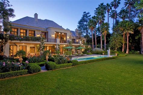 Celebrity houses in beverly hills. 