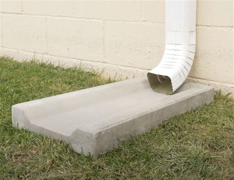 Cement gutter splash block. 25 lbs. Concrete Gray smooth as cast splash block is made of high quality concrete that exceeds industry specifications. Great for gutter downspouts directing water away from housing foundation. Will not fade or discolor. 