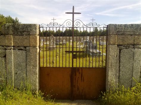 a) Cementerio: establecimiento destinado a la inhumación o la incineración de cadáveres o de restos humanos y a la conservación de cenizas provenientes de ...