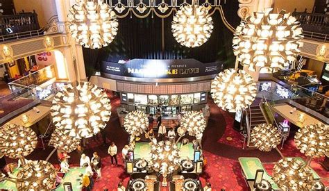 Cena en el casino de Londres.