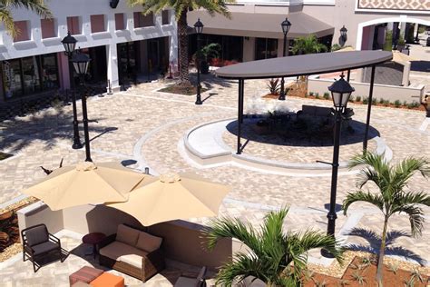 Center Court - Bell Tower Shops - Fleet Feet Fort Myers