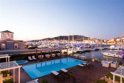Cesme Marina Konukevi. 