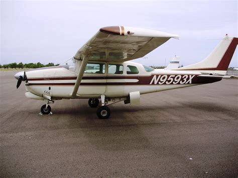 The Cessna 205 is a single engine, general aviation aircraft with fixed landing gear. The aircraft was originally developed from the retractable-gear Cessna 210. Cruise speed is 142 knots (163 mph, 263 km/h), stall speed is 54 knots (63 mph, 100 km/h), and maximum speed is 151 knots (174 mph, 280 km/h). Empty weight is 2176 lb (987 kg) and .... 