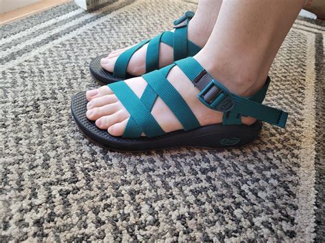 1. Wash your sandals with a load of laundry on a gentle cycle using mild detergent or baking soda with cold water. 2. Do not use bleach or use other corrosive chemical cleaners. These can damage the straps. 3. Do not wash your sandals in the dish washer. High heat can damage the adhesive cementing the outsoles. 4.