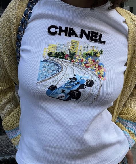 Chanel f1 shirt. 06-Jun-2023 ... Actualmente, la camiseta F1 de Chanel sigue disponible en algunas de sus tiendas, para aquellos que estén dispuestos a gastarse 5.000 euros. Por ... 