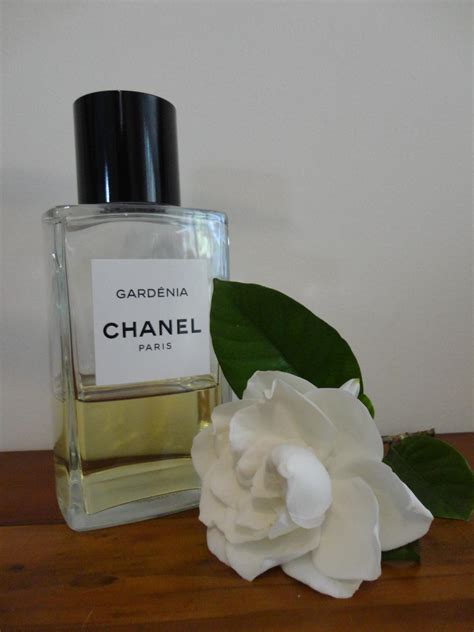 Chanel gardenia perfume. Entre Chanel N&#176;22 et Bois des Îles, Coco Chanel décidait en 1925 de créer un soliflore innovant, inspiré du gardenia, à défaut de camélia, sa fleur emblématique, qui ne libère hélas aucune odeur. Le gardénia, bien qu’ayant une effluve naturellement riche et sucrée, ne se laisse pour autant pas capturer par les techniques de distillation, il faut donc le reproduire, à la ... 