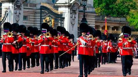 Changing of Guards At Buckingham Palace - YouTube