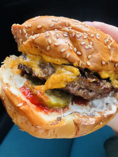 Charburger - Ada yang mengatakan bahwa burger diciptakan dua bersaudara dari Ohio, yakni Frank dan Charles Menches dari negara Ohio, Amerika Serikat. Awalnya mereka menjajakan sandwich dengan isi sosis. Namun, suatu saat mereka kehabisan sosis, akhirnya mereka mengganti dengan daging sapi cincang sebagai isian untuk rotinya.