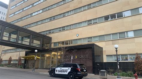 Charge: Man killed girlfriend in downtown St. Paul apartment, later stepped in front of Green Line train