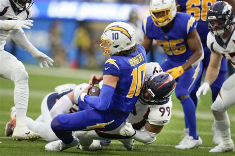 Chargers QB Justin Herbert has fracture in right index finger, status for Thursday unclear