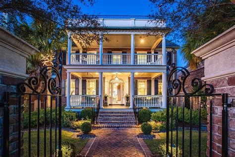 Charleston south carolina houses. The Best Historic Home Tours in Charleston, SC. 1. Heyward-Washington House. Begin your tour at the infamous Heyward-Washington House. This Georgian-style double home offers the only glimpse at a kitchen building of this … 