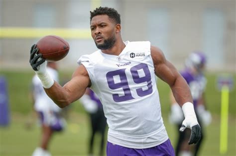 Charley Walters: Vikings’ options depend on Danielle Hunter’s holdout plans
