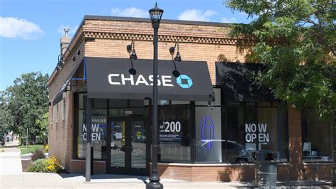 Chase bank 60625. Chase Bank branches that are open on Sundays are usually located in grocery stores, whereas standalone branches are usually closed on Sundays. However, opening hours and days may v... 