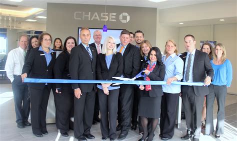 Chase Bank branches that are open on Sundays are usually located in grocery stores, whereas standalone branches are usually closed on Sundays. However, opening hours and days may vary from location to location.. 