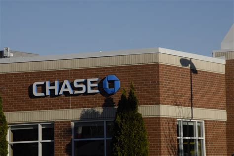 Does Chase Bank offer medallion signature guarantees? We explain Chase Bank's services, plus where else you can go to get a medallion signature guarantee. Chase offers medallion signature guarantee services free of charge for account holder...