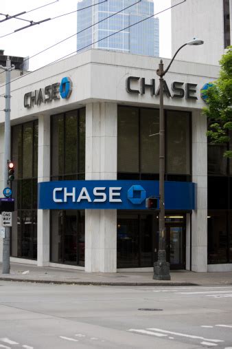 Chase bank downtown seattle. The bank’s current name "JPMorgan Chase & Co." originated with a merger between JPMorgan & Co. Inc. and Chase Manhattan Corp. in 2000. JPMorgan & Co. was first founded in New York in 1871. 