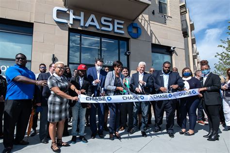 More than 1,700 bank employees - most of them technologists making up the Houston Technology Center - are occupying 12 floors in the 75-story JPMorgan Chase Tower at 600 Travis Street, to create .... 