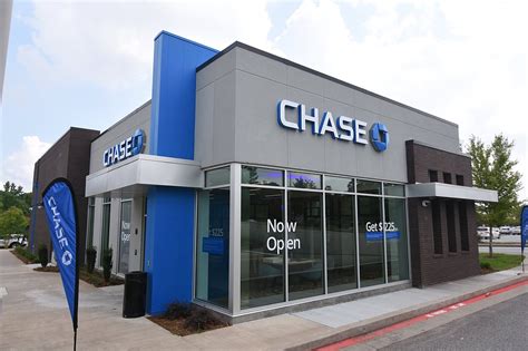 Chase Bank Cantrell & Southridge branch is one of the 4725 offices of the bank and has been serving the financial needs of their customers in Little Rock, Pulaski county, Arkansas for over 2 years, 6 months. Cantrell & Southridge office is located at 11400 Cantrell Rd, Ste B, Little Rock.. 