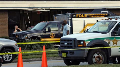 Published 6:36 PM PDT, January 23, 2019. SEBRING, Fla. (AP) — A gunman opened fire inside a Florida bank Wednesday, killing five people before surrendering to a SWAT team, police said. The shooter called police to report that he had fired shots inside the bank in Sebring, in central Florida.. 