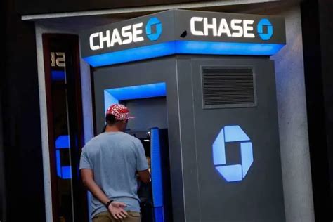 Chase location. Chase Bank branches that are open on Sundays are usually located in grocery stores, whereas standalone branches are usually closed on Sundays. However, opening hours and days may v... 
