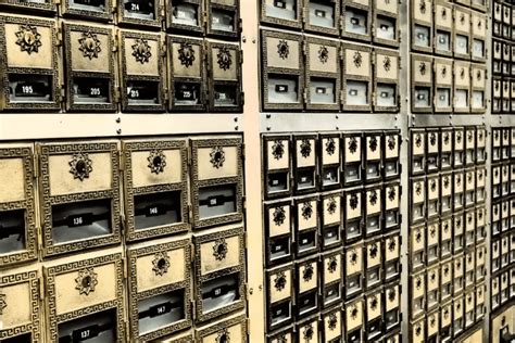 The cost depends on the size of the box, your bank and your region. Expect to pay as little as $15 a year up to about $150 a year. The fee increases when you rent a larger safe deposit box. So, if .... 
