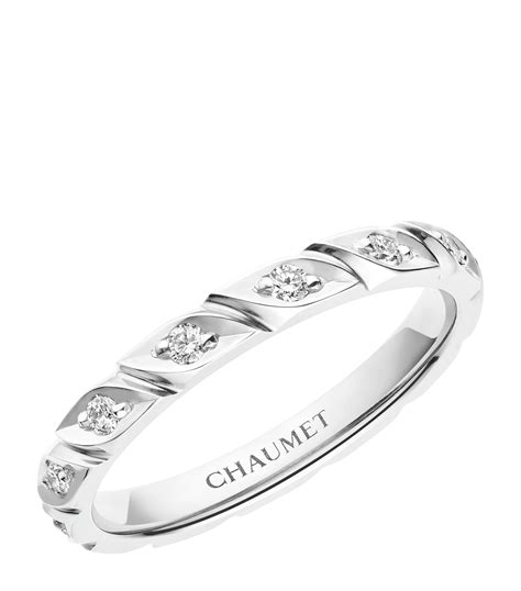 Chaumet. Discover the Les Éternelles Rubans 恒久•咏爱系列 戒指 铂金, reference : 080303. On the Chaumet site, Luxury French Jewellery and watches CHAUMET世家特别提供此项远程销售服务，您可以联系销售顾问，于家中订购并接收您的Chaumet珠宝作品。 