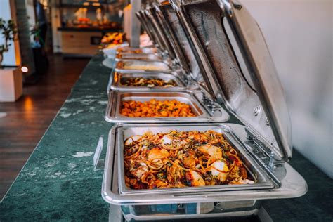 HowStuffWorks looks at the economics behind brunch and lunch buffets, and lets you in on five secrets of buffets. Advertisement It's lunchtime on a Tuesday, and you have exactly 27.... 