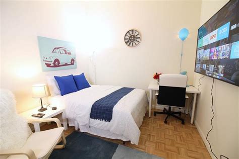 Cheap sleeping rooms for rent. The difference between a boarding house and a house with rooms for rent is that boarders traditionally get meals along with their rooms, while roomers do not. A person renting a room may have to eat out or share a kitchen with other roomers... 