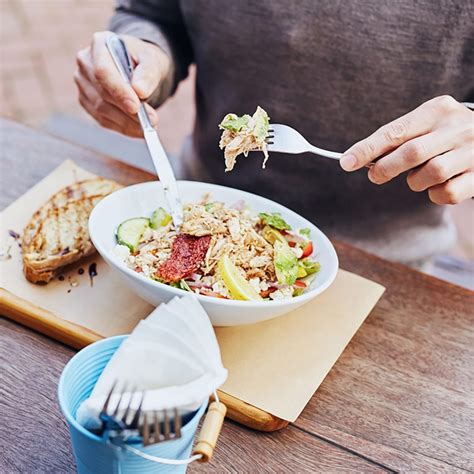 Cheap to eat. Most meal delivery services run in the $10 to $12 per serving range, while the more premium services, including Green Chef, Sunbasket and Pete's Real Food, cost more like $12 or $14 per serving ... 