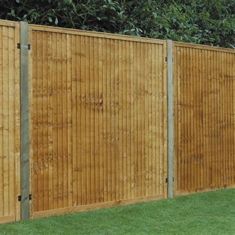 Cheapest fencing. Chain link fencing is one of the cheapest fencing options for dog owners, and it is also one of the easiest and fastest to install. Chain link fences require concrete or wooden posts, and the fence itself can simply be unrolled and secured to the height of your choosing between the posts. The chain link can also continue below the ground level ... 