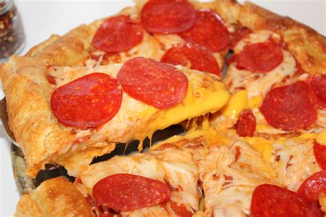 Cheese crust pizza. Directions. Preheat to 425°F. Lightly brush top and bottom of crust with oil. Spread sauce evenly over crust to within half an inch of the edges. Top with cheese, pepperoni, and oregano. Place on a pizza pan, baking sheet, or for a crisper crust directly on oven rack, and bake 5 to 8 minutes. Cook until cheese is melted and crust is golden ... 