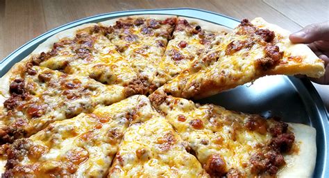 Cheeseburger pizza recipe. To prepare the sauce, combine ketchup and tomato paste in a small bowl and stir to evenly combine. Spread the sauce evenly over the pizza dough and sprinkle on the beef and bacon mixture. Top with sliced onion, then the cheeses. Bake for 10-15 minutes or until cheese has melted and crust is golden brown. To … 