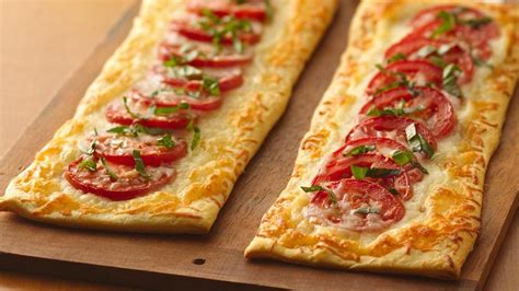 Cheesy Margherita Pizza Recipe - Pillsbury.com